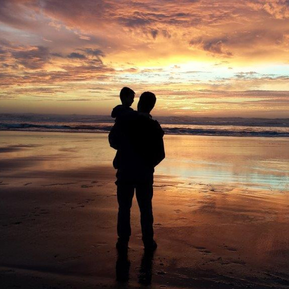 Vater und Sohn am Strand